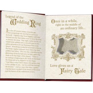 Detail van de binnenzijde van het ringdoosje met de tekst "Legend of the Wedding Ring" en "Love gives us a Fairy Tale".