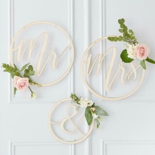 Mr & Mrs bruiloft decoratie