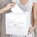 Luxe witte metallic enveloppendoos Rafaella met gepersonaliseerde grijze initialen en zwarte namen