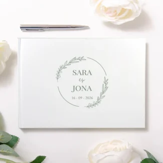 Sophia Gastenboek Bloemenkrans gepersonaliseerd met namen en datum in sage green