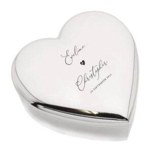 Luxe verzilverd ringdoosje voor de bruiloft in hartvorm met Love Heart gravure en namen.
