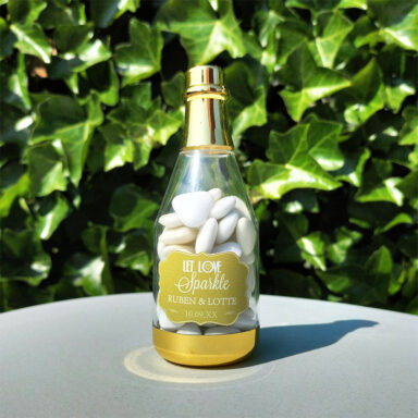 Acryl champagneflesje Let Love Sparkle met gouden sticker voor bruiloft