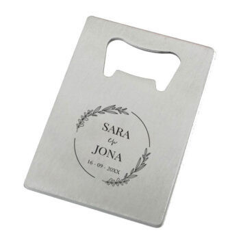 Sophia RVS flesopener bedankje met bloemenkrans en namen gegraveerd, zilver