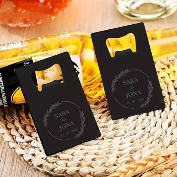 Sophia RVS flesopener bedankje zwarte uitvoering met bloemenkrans gravure