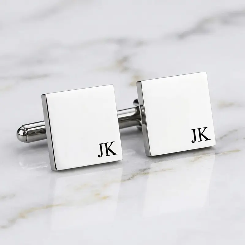 Rhodium vergulde manchetknopen met initialen Vierkante rhodium vergulde manchetknopen met initialen JK gegraveerd, clean productfoto op marmeren ondergrond