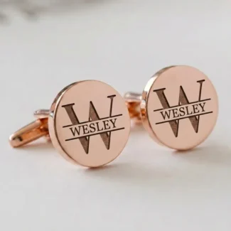 Ronde rosé gouden manchetknopen met split monogram initiaal W en naam Wesley gegraveerd