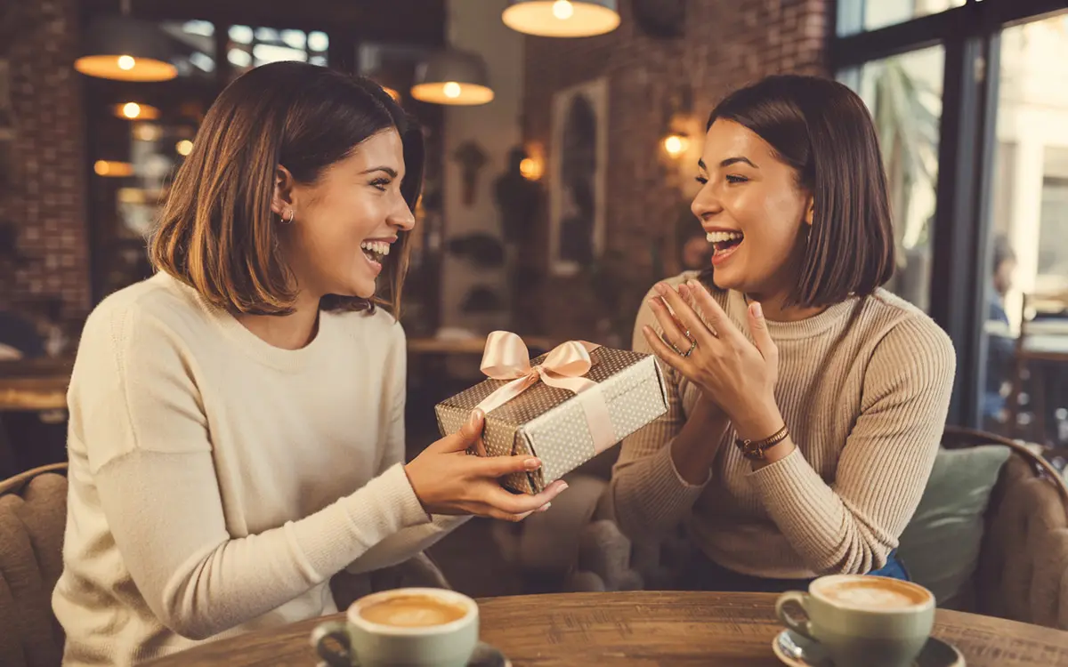 vrouw verrassen verjaardag cadeau