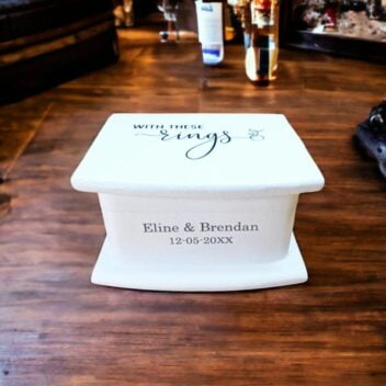 Gepersonaliseerd wit ringendoosje met naam en datum gegraveerd – gesloten met inscriptie With These Rings