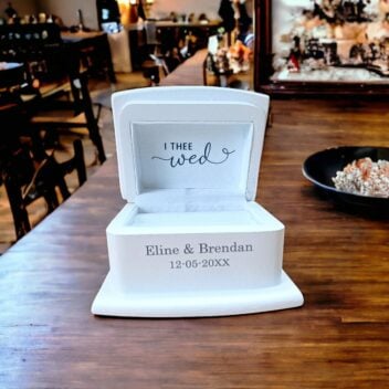 Wit ringendoosje bruiloft open - binnenzijde met I Thee Wed inscriptie en vilt gevoerd interieur