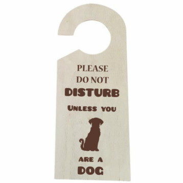 'Zittende Hond' Houten Deurhanger - Do Not Disturb