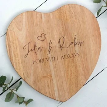 Gegraveerde hartvormige kaasplank van beukenhout met 2 hartjes en gepersonaliseerde tekst, perfect romantisch cadeau in luxe geschenkdoos