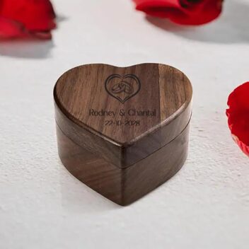 Hartvormig houten ringendoosje met Fairytale design gravure