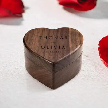 Gepersonaliseerd hartvormig houten ringendoosje met namen en trouwdatum gravure