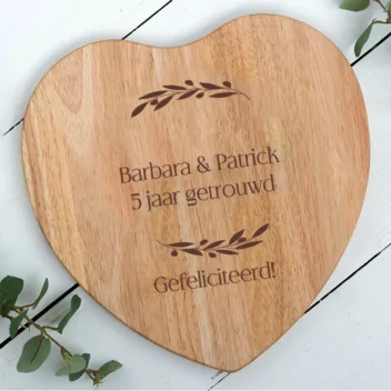 Hartvormige kaasplank van beukenhout met eucalyptus design en drie regels gepersonaliseerde tekst, perfect liefde en jubileum cadeau