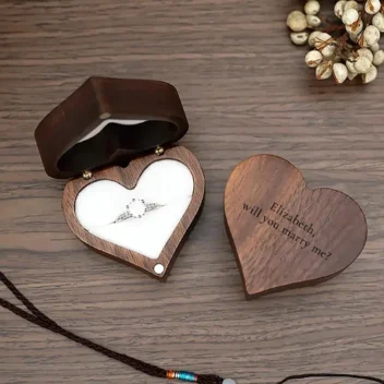 Hartvormig houten aanzoekdoosje van walnoothout met strakke moderne gravure