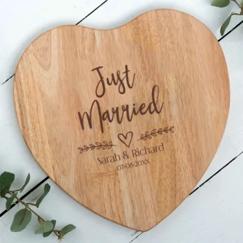 Just Married hartvormige kaasplank van beukenhout met gegraveerde namen en trouwdatum, perfect romantisch bruiloft cadeau in luxe geschenkdoos