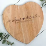 Together Forever hartvormige kaasplank van beukenhout met romantisch script font, eigen tekst personalisatie en namen gravure, perfect liefde cadeau