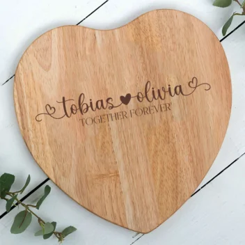 Together Forever hartvormige kaasplank van beukenhout met romantisch script font, eigen tekst personalisatie en namen gravure, perfect liefde cadeau