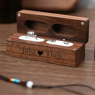 Luxe walnoot houten ringdoosje Lilian voor 2 ringen met wit fluwelen interieur