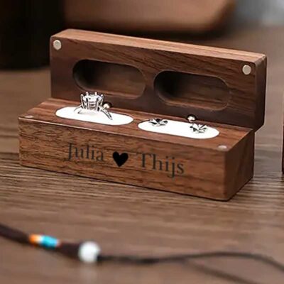 Luxe walnoot houten ringdoosje Lilian voor 2 ringen met wit fluwelen interieur