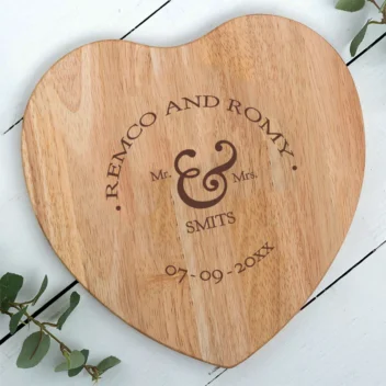 Mr & Mrs hartvormige kaasplank van massief beukenhout met gepersonaliseerde gravure, perfect romantisch huwelijkscadeau voor bruidsparen