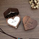 Gepersonaliseerd walnoot houten ringdoosje in hartvorm met sierlijke gravure voor een huwelijksaanzoek