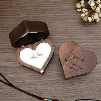 Gepersonaliseerd walnoot houten ringdoosje in hartvorm met sierlijke gravure voor een huwelijksaanzoek