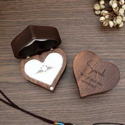 Gepersonaliseerd walnoot houten ringdoosje in hartvorm met sierlijke gravure voor een huwelijksaanzoek