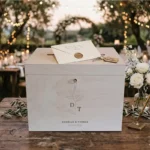 Houten enveloppendoos met slot Danielle gegraveerd met namen en trouwdatum op cadeautafel