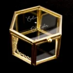 Gouden glazen ringendoosje hexagon met gepersonaliseerd Love Heart design en namen.
