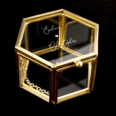 Gouden glazen ringendoosje hexagon met gepersonaliseerd Love Heart design en namen.