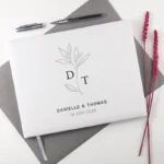 Wit leren gastenboek met het Danielle eucalyptus design, passend bij de Danielle enveloppendoos