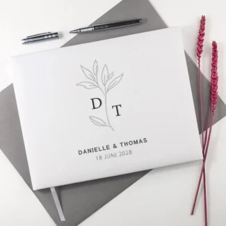 Wit leren gastenboek met het Danielle eucalyptus design, passend bij de Danielle enveloppendoos