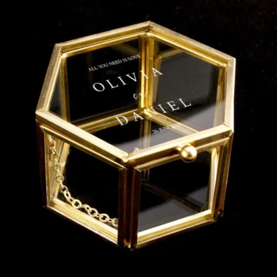 Zeshoekig glazen ringdoosje Madison met luxe goudkleurig frame en gepersonaliseerde tekstgravure.