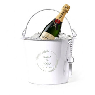 Witte metalen ijsemmer Sophia met sage green krans en namen Sara en Jona met datum 16-09-2026, inclusief aluminium flesopener, met champagnefles op ijs