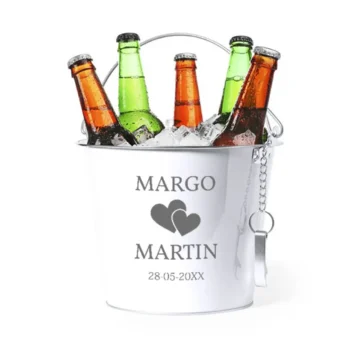 Witte metalen ijsemmer met gegraveerd dubbel hart, namen en trouwdatum voor een huwelijkscadeau.