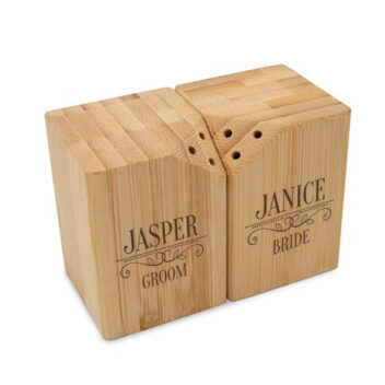 Gepersonaliseerd bamboe peper- en zoutstel met gravure van “Bride & Groom” en namen van het bruidspaar – origineel huwelijkscadeau
