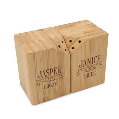 Gepersonaliseerd bamboe peper- en zoutstel met gravure van “Bride & Groom” en namen van het bruidspaar – origineel huwelijkscadeau