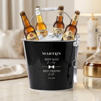 Zwarte bierkoeler Best Man with Best Friend for Life opdruk en naam, gevuld met bier op ijs, sfeershot bruiloft ochtend