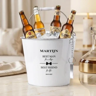 Witte bierkoeler Best Man for a day Best Friend for Life met naam en trouwdatum, gevuld met bier op ijs, sfeershot bruiloft ochtend