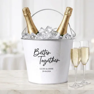 Wit Metalen Feestkoeler met zwarte opdruk BetterTogether, namen en datum gevuld met champagne en ijs.