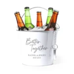 Romantische witte feestkoeler gegraveerd met de tekst Better Together, namen van het bruidspaar en trouwdatum.