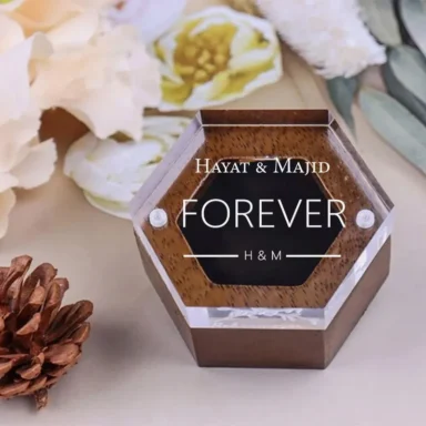 Acryl Hexagon Ringendoosje FOREVER als Bruiloft Must-Have met Gravure Namen en Initialen