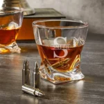 Luxe kristallen whiskyglas met een twist-vorm, gegraveerd met een groot monogram-initiaal en de naam van de ontvanger.