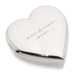 Luxe zilveren ringendoosje hart met bolle deksel en persoonlijke gravure van namen en trouwdatum.