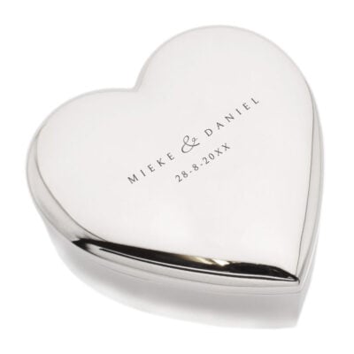 Luxe zilveren ringendoosje hart met bolle deksel en persoonlijke gravure van namen en trouwdatum.