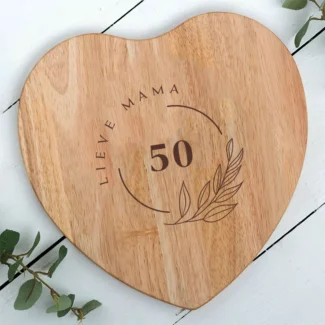 Hartvormige kaasplank van beukenhout met botanisch hart design, gepersonaliseerd met leeftijd en naam voor mijlpaal verjaardag cadeau