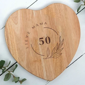 Hartvormige kaasplank van beukenhout met botanisch hart design, gepersonaliseerd met leeftijd en naam voor mijlpaal verjaardag cadeau
