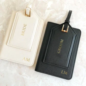 Paspoorthoesjes en kofferlabels in wit en zwart met “Bride” en “Groom”, gepersonaliseerd met initialen – perfect huwelijkscadeau voor op huwelijksreis