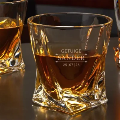 Gepersonaliseerd cadeau voor getuige: een kristallen whiskyglas gegraveerd met naam, titel en trouwdatum. Ideaal om een getuige te vragen of te bedanken.
